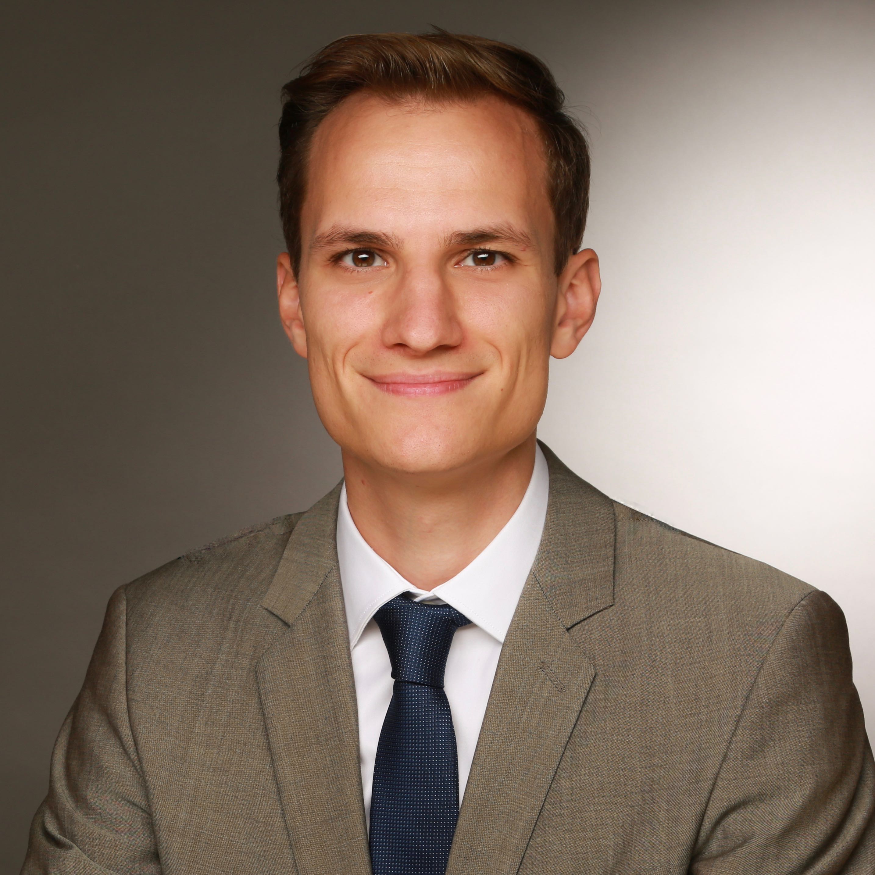 Picture of Daniel Petró in a suit